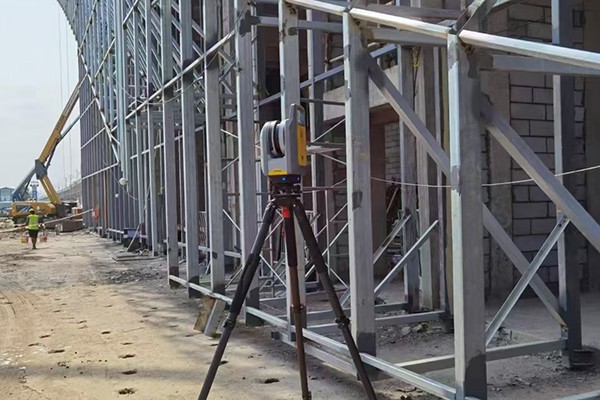 三脚架固定的激光雷达扫描建筑立面